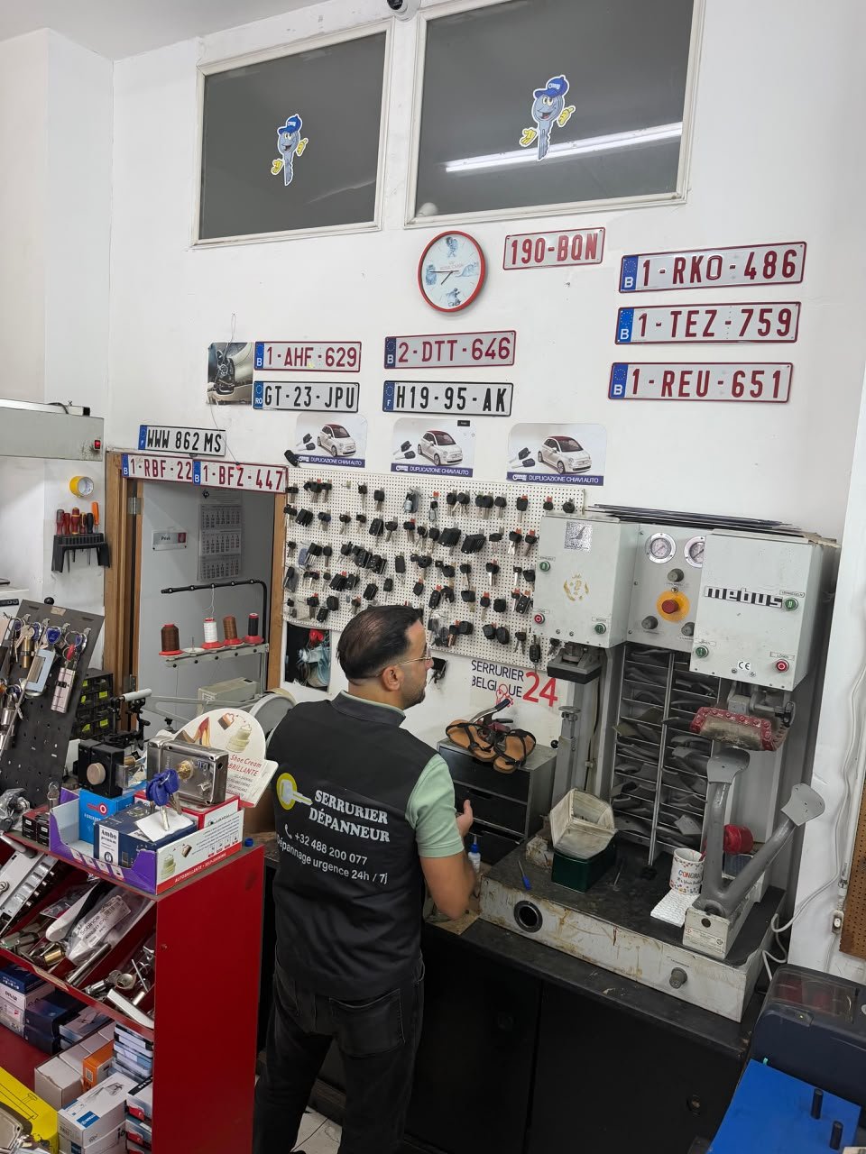 Atelier de serrurerie avec présentoir de clés et machine à reproduire les clés