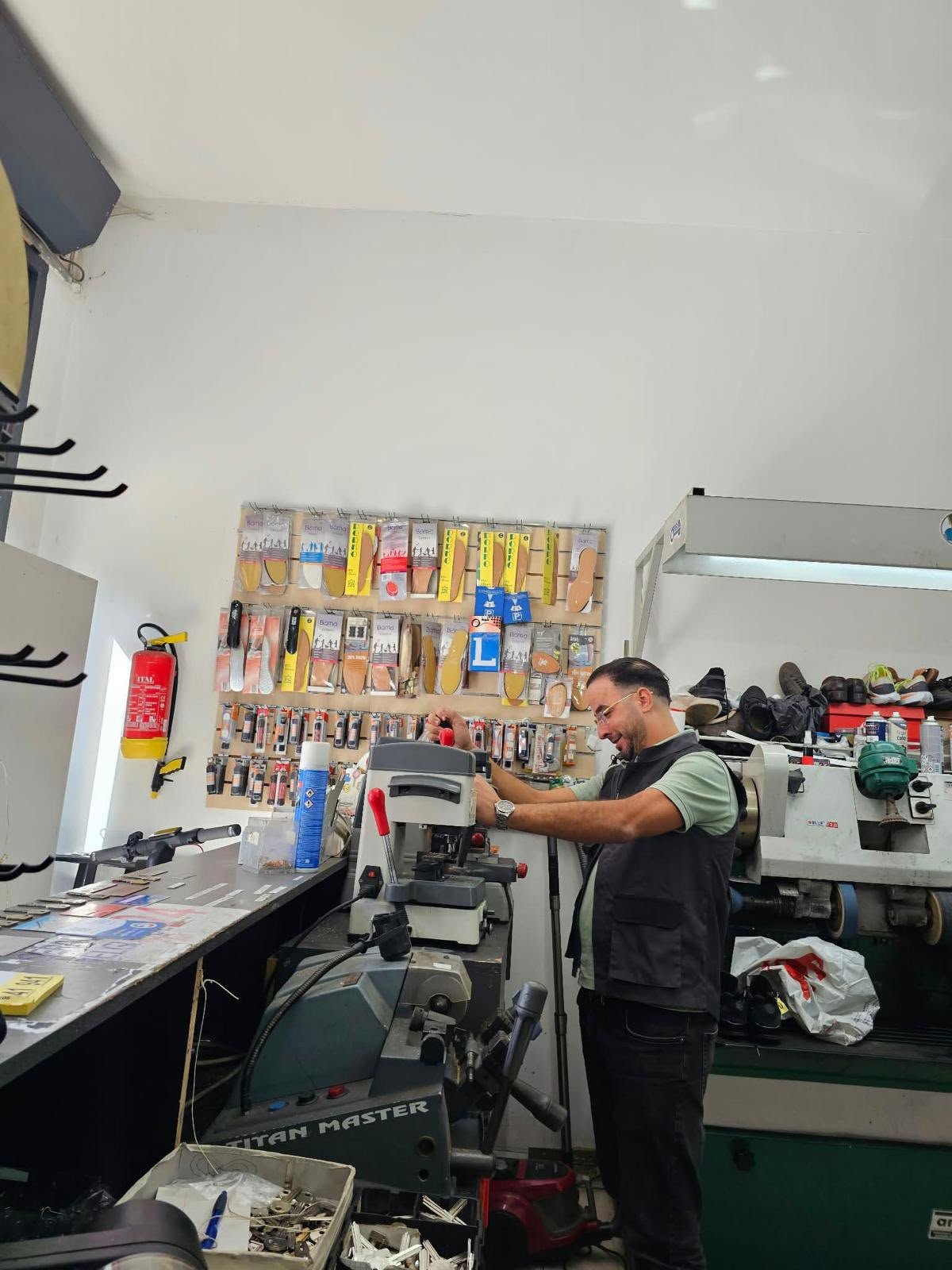 Serrurier au travail dans son atelier à Bruxelles sur une machine à reproduire les clés