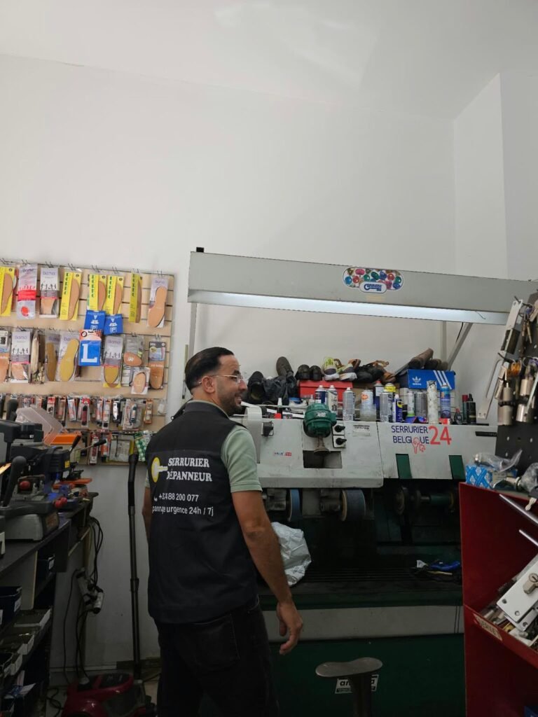 Atelier de serrurerie à Bruxelles : serrurier devant la machine de duplication de clés – serrurier woluwe-saint-pierre bruxelles