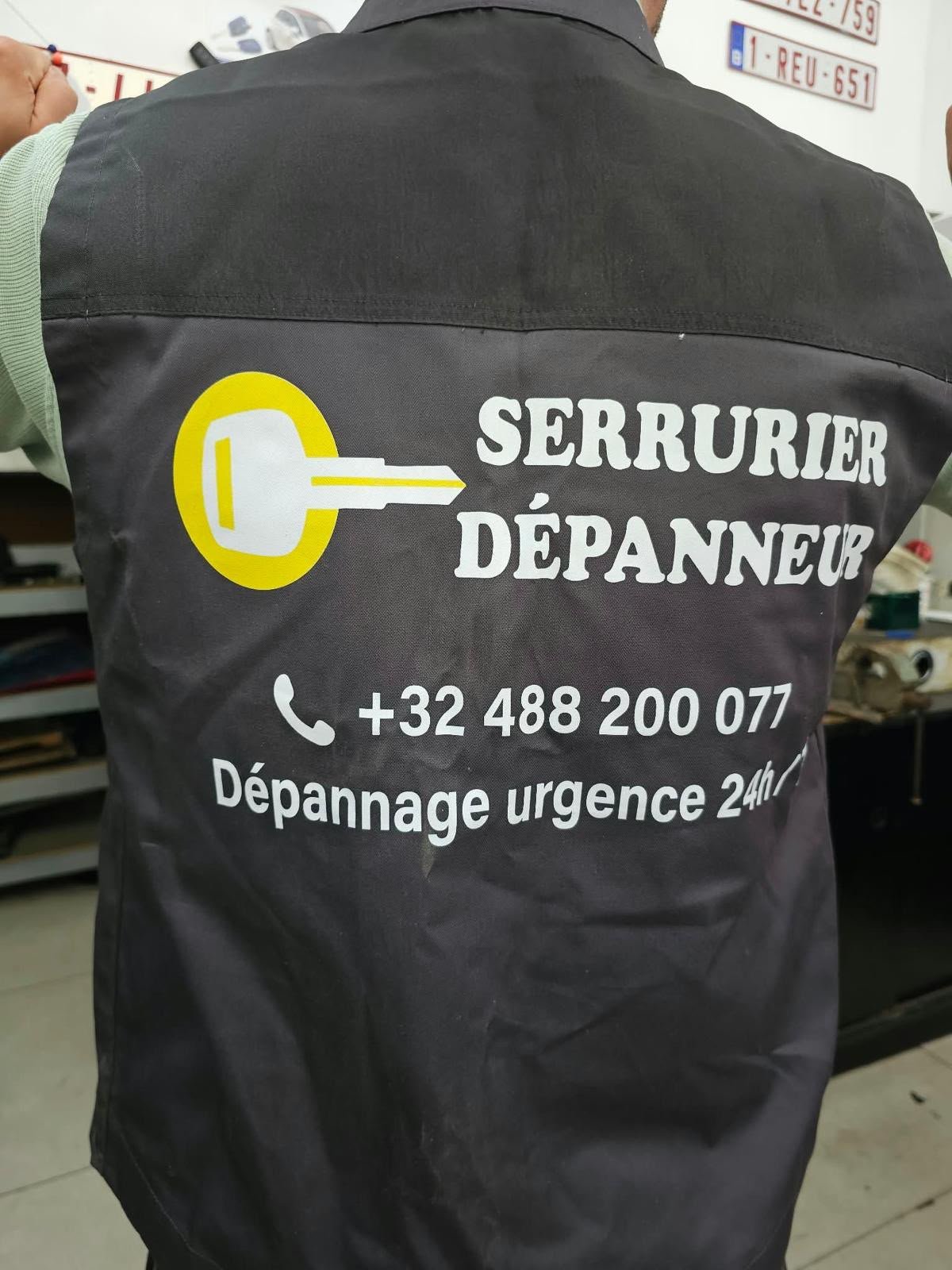 Gilet de l'équipe Serrurier Dépanneur avec numéro de téléphone et mention dépannage urgence 24h/7